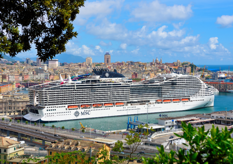 MSC World Europa dans le port de Gênes