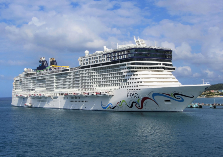 Norwegian Epic qui amarre aux Caraïbes