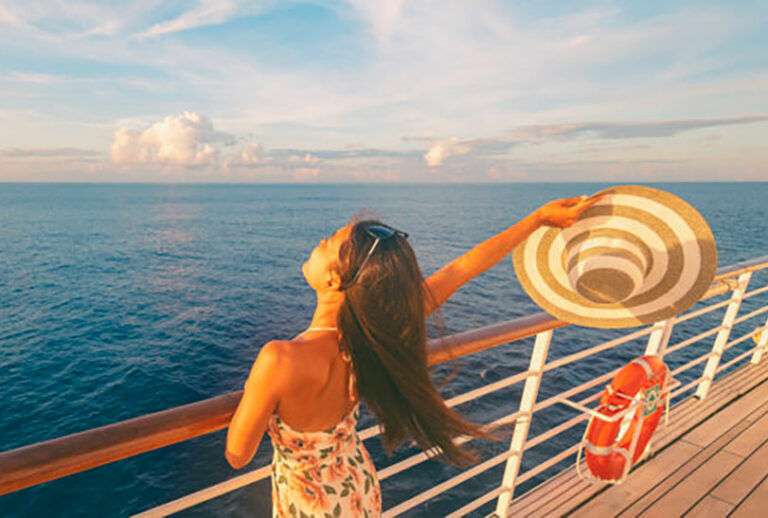 Voyageuse solo observant la mer depuis un balcon